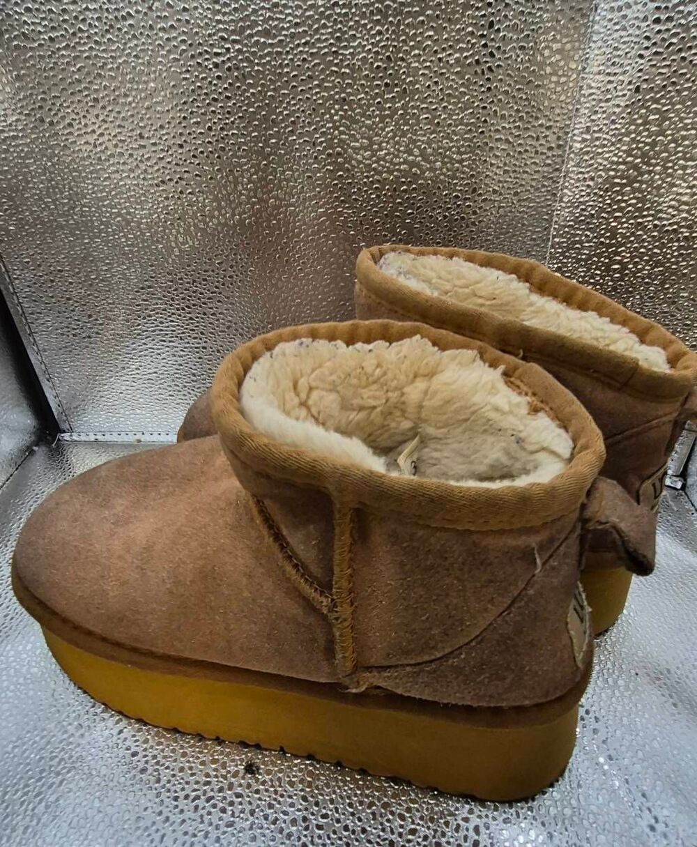 UGG - Picture 2 of 9